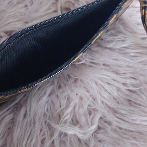 GUESS - Picture 8 of 9